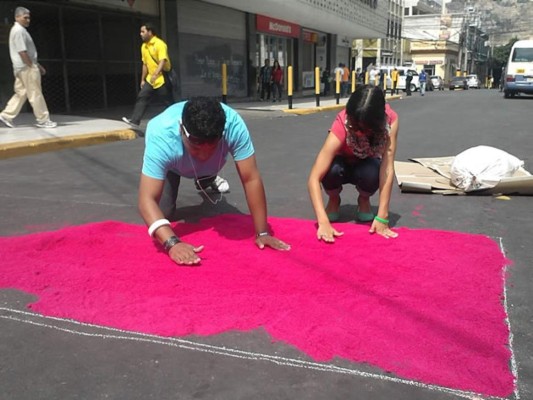 Jóvenes elaboran alfombra de 700 metros para el Santo Entierro en Honduras