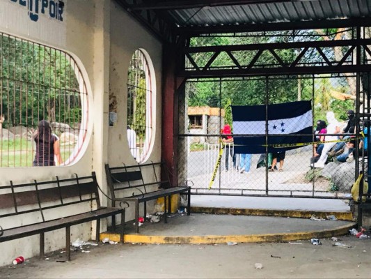 Estudiantes de la Universidad Nacional Autónoma de Honduras en el Valle de Sula leyendo un comunicado este viernes sobre la toma de las instalaciones.