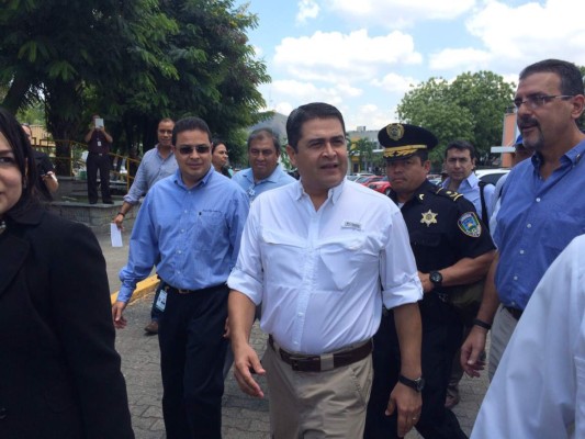 Presidente de Honduras socializa programa de vivienda en maquila de Villanueva