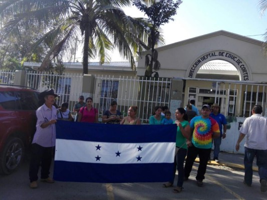 Padres de familia de Cortés exigen al Estado más maestros