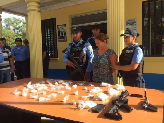 Policía captura a 'La Colombiana' con arma de guerra