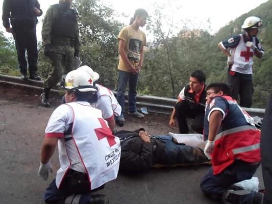 Cuatro muertos y 35 heridos al volcarse un autobús en el sureste de México