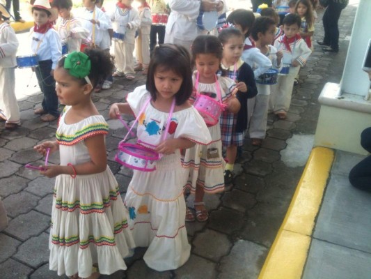Escolares de San Pedro Sula celebran a Honduras