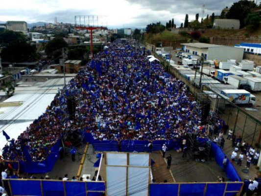 Vista aérea del cierre de la campaña del presidente de Honduras, Juan Orlando Hernández, en Tegucigalpa.