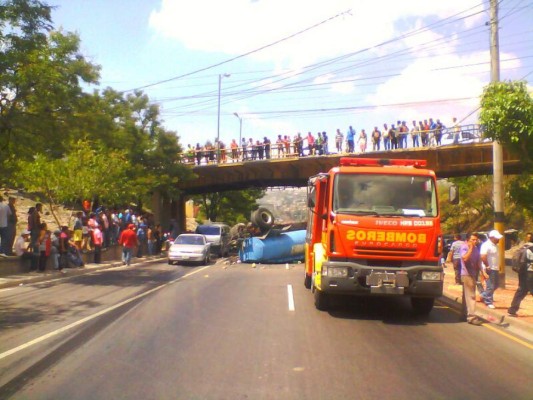 Motorista de cisterna sobrevive de milagro tras brutal accidente