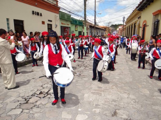 Escolares hondureños contagian con su civismo en desfiles patrios