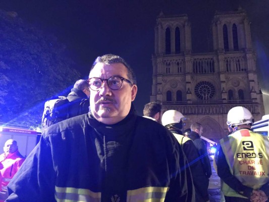 El héroe de Notre Dame: Un sacerdote salvó la corona de espinas del incendio