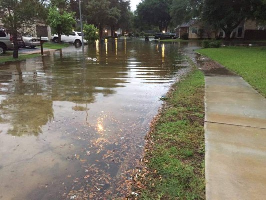 Kenia Ortiz nos muestra las inundaciones que afectan los barrios de diversos poblados de Texas.