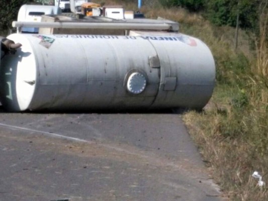 Volcamiento de rastra impide paso en carretera a Santa Rosa de Copán