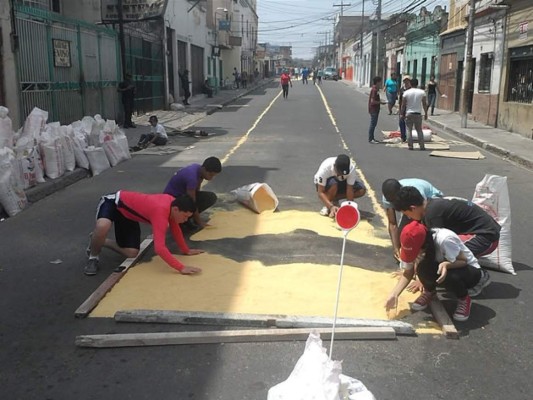 Jóvenes elaboran alfombra de 700 metros para el Santo Entierro en Honduras