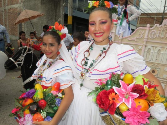 Escolares hondureños contagian con su civismo en desfiles patrios