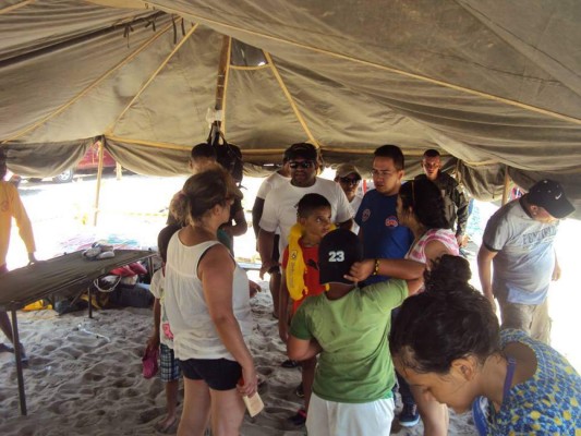 Rescatan a 13 turistas a la deriva en alta mar