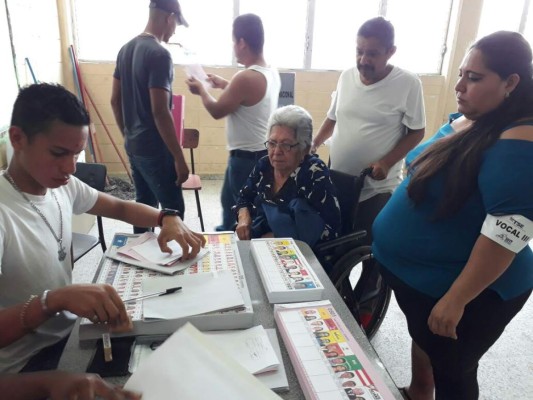 Elecciones en Honduras: Adultos mayores dan ejemplo de civismo