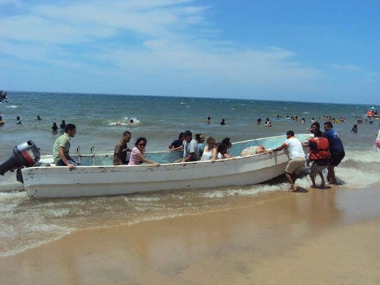 Rescatan a 13 personas que naufragaron en las aguas de Trujillo