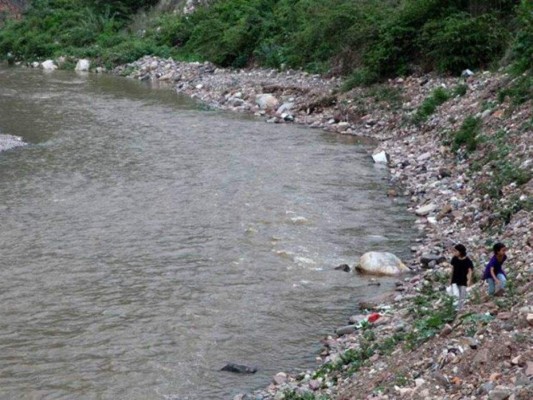 Hallan a niño de nueve años flotando en un río de Tegucigalpa  