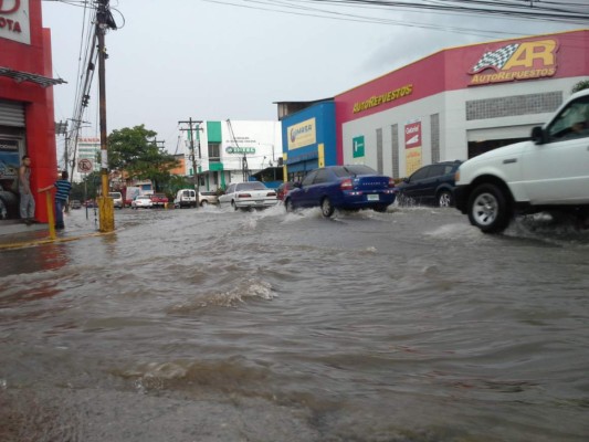 Destrucción, caos y congestionamiento deja lluvia en San Pedro Sula