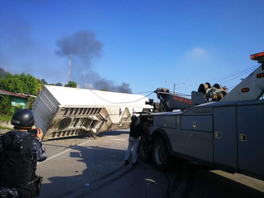 Manifestantes le prenden fuego en Choloma durante toma de carretera