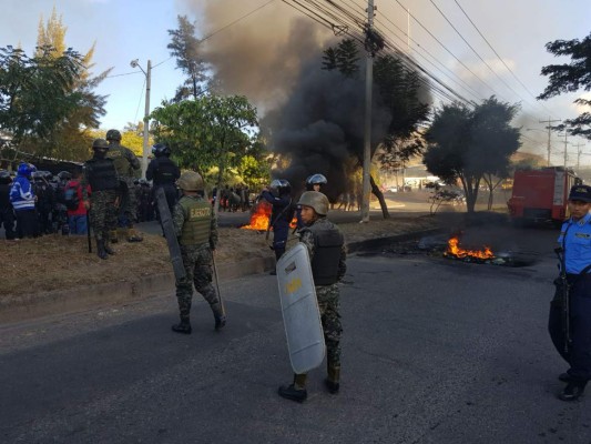 Miembros de Libre bloquean el Anillo Periférico de Tegucigalpa