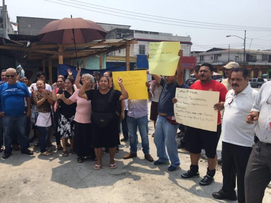 Locatarios piden los dejen vender en mercado que se incendió