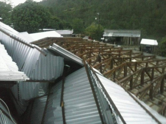 Vientos huracanados dañan municipalidad de Concepción Sur, Santa Bárbara