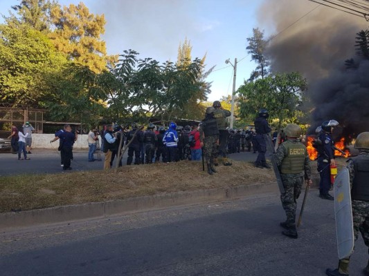 Miembros de Libre bloquean el Anillo Periférico de Tegucigalpa