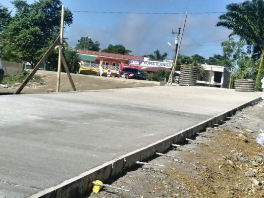 Pobladores y alcaldía pavimentan 200 metros en la comunidad de Ilanga