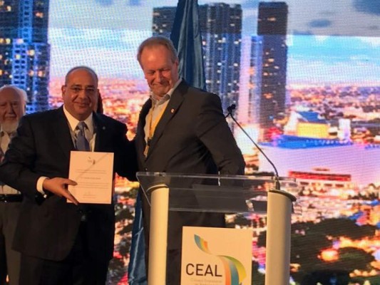 El banquero hondureño Camilo Atala -izquierda- asumió hoy la presidencia del Consejo Empresarial de América Latina. En la foto junto al presidente saliente Ingo Plöger.