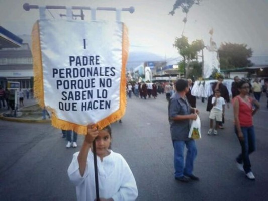 Feligreses católicos realizan el Santo Entierro en San Pedro Sula