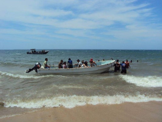 Rescatan a 13 turistas a la deriva en alta mar