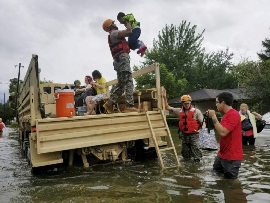 Evacúan a hondureños de sus casas en Houston