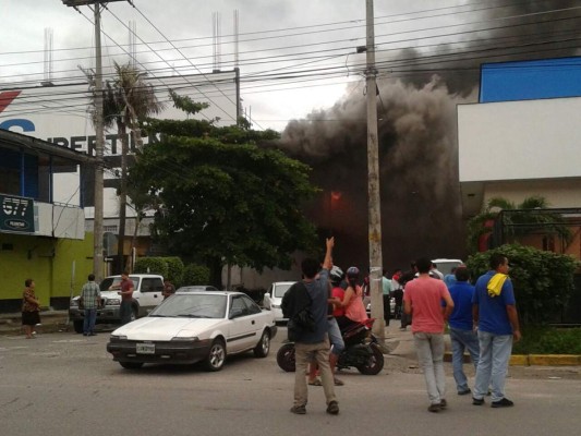 Incendio destruye Super tiendas Xtra en San Pedro Sula