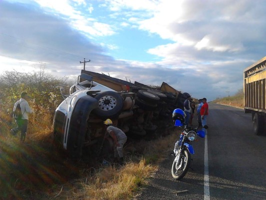 Rastra cargada de caña vuelca en cantarranas, Francisco Morazán