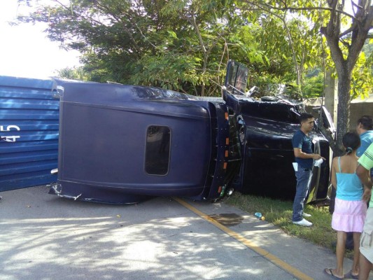 Rastras vuelca en carretera a Puerto Cortés