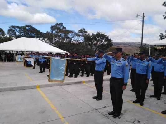 Con ascensos y condecoraciones policías conmemoran el 137 aniversario