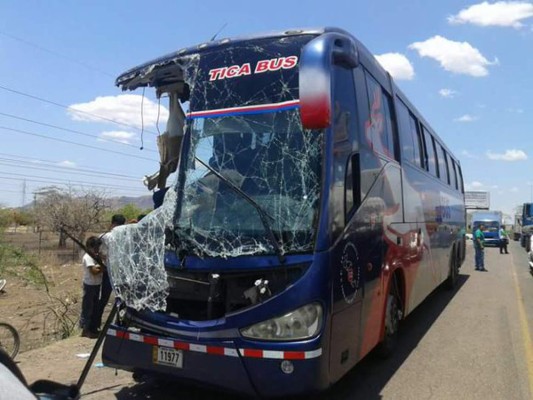 Muere mexicano en choque de bus y camión en Honduras