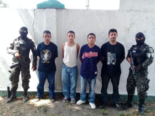 Capturan a cuatro personas y les decomisan dos armas en San Pedro Sula