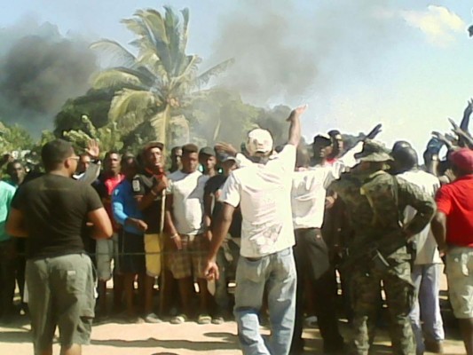 Incendian camión militar en Colón tras muerte de dos garífunas