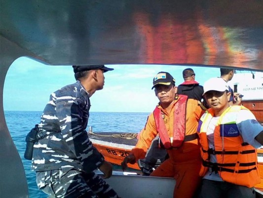 Se estrella en el mar avión de la policía indonesia con doce pasajeros