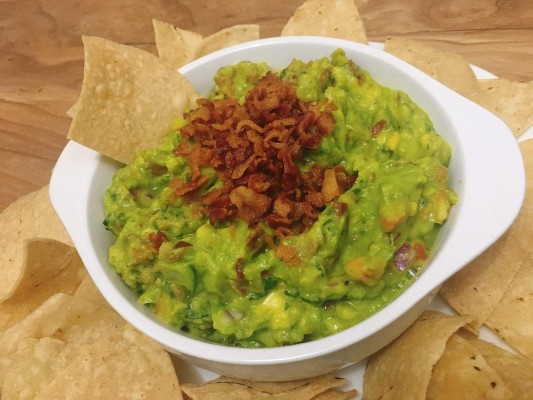 Servir el guacamole con tostadas de maíz.