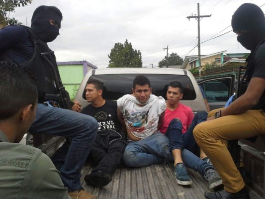 Capturan a tres jóvenes cuando huían tras asaltar negocio en San Pedro Sula