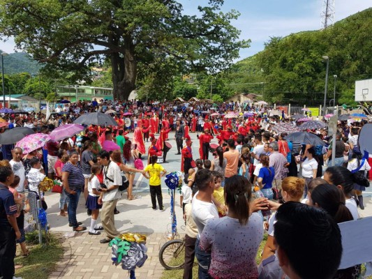 Escolares marchan para recordar el Día de la Independencia