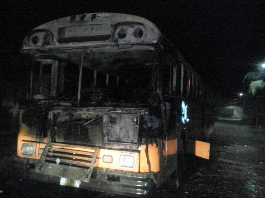 Aparece un bus incendiado en la Rivera Hernández de SPS
