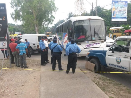 Dos mujeres asesinan a conductor de bus en La Ceiba