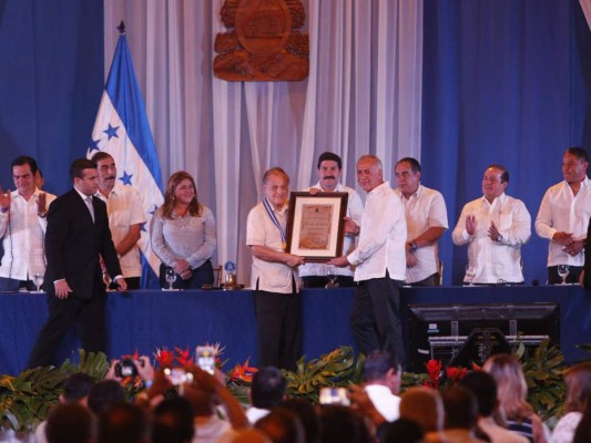 'Chelato” Uclés recibe el Premio a la Identidad Nacional 2016 en Gracias