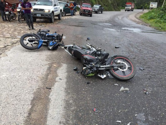 Dos hombres en motocicleta colisionan en Santa Rosa de Copán