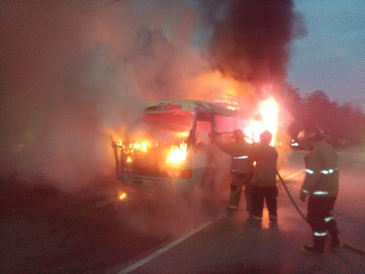 'Eran cinco hombres bien armados', narra pasajero de bus quemado