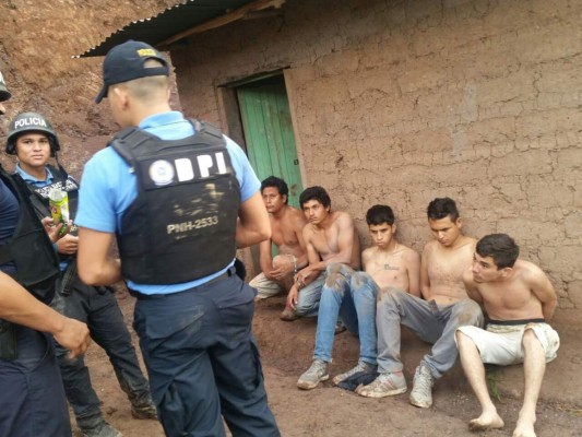 Con armas y drogas capturan a cinco supuestos mareros en Santa Bárbara