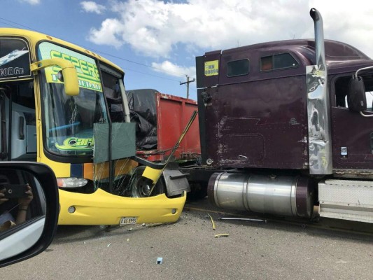 Dos accidentes en menos de 1 km provocan congestionamiento en la recta de Yojoa