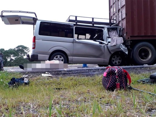 Cuatro personas muertas tras chocar busito contra rastra