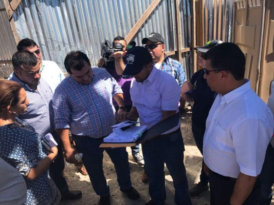 Supervisan trabajos de remodelación en el Muelle Histórico de San Lorenzo